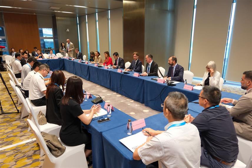 БЕОГРАД/СЈАМЕН, 10. СЕПТЕМБРА /СРНА/ - Министар унутрашње и спољне трговине Србије Томислав Момировић се данас састао са руководиоцима водећих малопродајних ланаца у кинеском граду Сјамену.