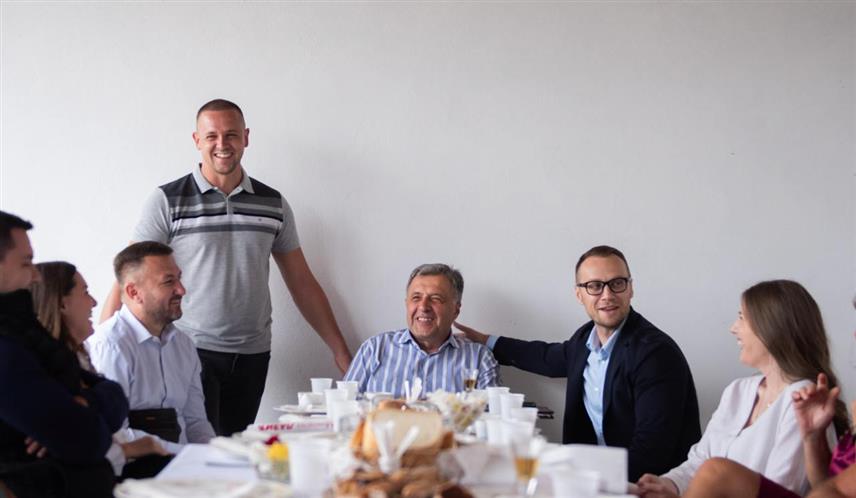 БИЈЕЉИНА, 10. СЕПТЕМБРА /СРНА/ - Млади инжењер пољопривреде Дражен Јовић, угостио је на породичном имању кандидата СНСД-а за градоначелника Бијељине Микајла Лазића и носиоца одборничке листе Бојана Савића.