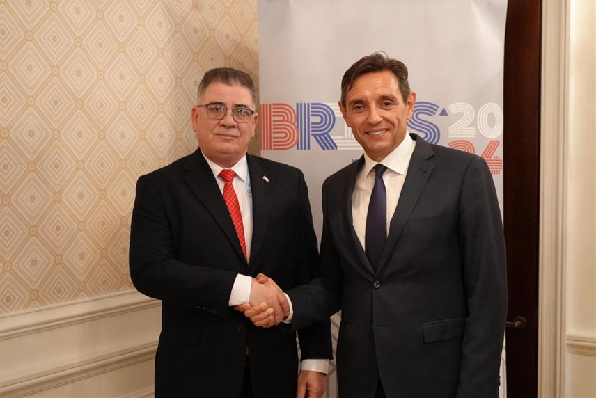 БЕОГРАД/САНКТ ПЕТЕРБУРГ, 10. СЕПТЕМБРА /СРНА/ - Потпредсједник Владе Србије Александар Вулин разговарао је у Санкт Петербургу са министром унутрашњих послова Кубе Алварезом Казасом Лазаром Албертом.