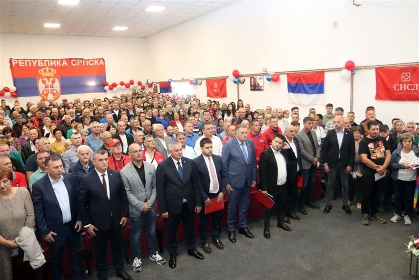 ШЕКОВИЋИ, 10. СЕПТЕМБРА /СРНА/ - Лидер СНСД-а Милорад Додик и потпредсједник СНСД-а Радован Вишковићна предизборном скупу у Шековићима. /Фото - Борислав Здриња/