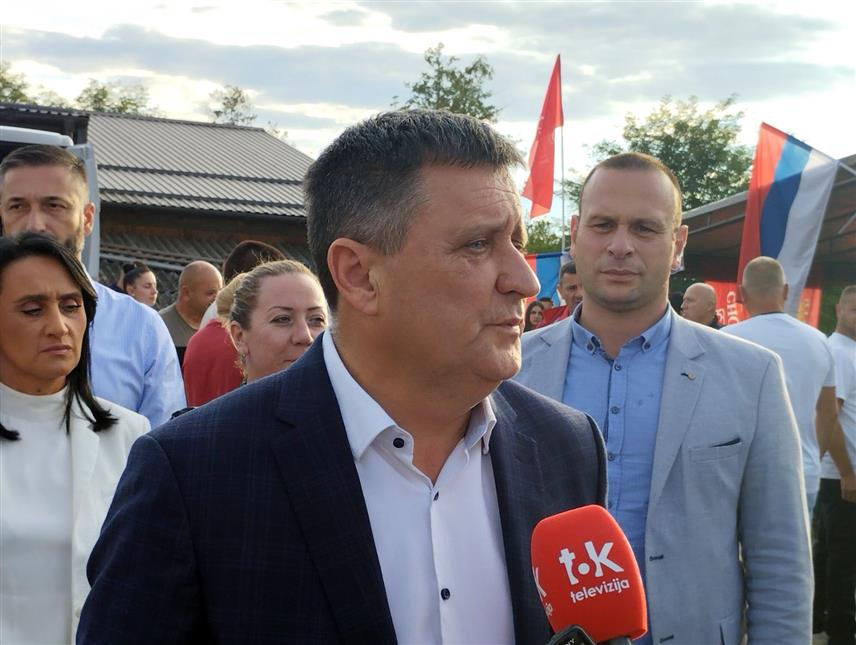 БАЊАЛУКА, 10. СЕПТЕМБРА /СРНА/ - Предсједник Градског одбора СНСД-а Бањалука Владо Ђајић током обраћања новинарима у бањалучком насељу Барловци.