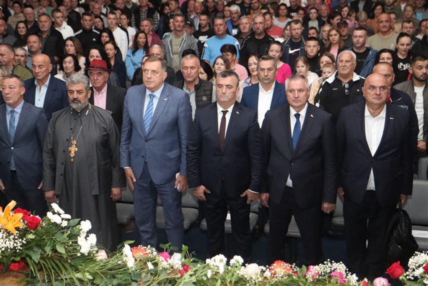 ВЛАСЕНИЦА, 10. СЕПТЕМБРА /СРНА/ - Предсједник СНСД-а Милорад Додик на предизборном скупу те странке у Власеници. /Фото - Борислав Здриња/