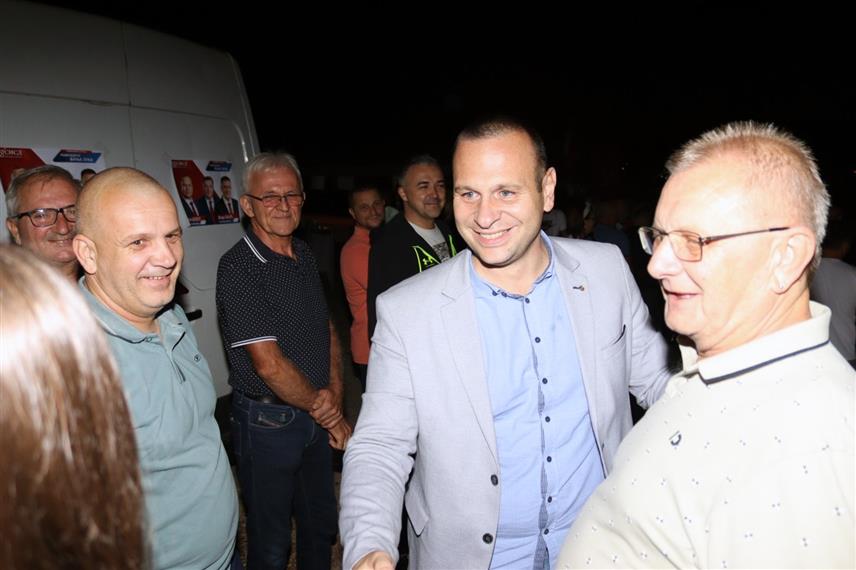 БАЊАЛУКА, 10. СЕПТЕМБРА /СРНА/ - Кандидат СНСД-а за градоначелника Бањалуке Никола Шобот на трибини те странке у Рамићима.