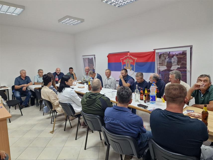 БРЧКО, 10. СЕПTЕМБРА /СРНА/ – Носилац листе Српске демократске странке /СДС/ у Брчком Младен Васић и кандидат на листи Ратко Стјепановић у разговору са мјештанима Трњака и Слијепчевића.