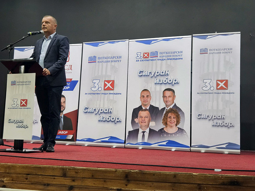 ПРИЈЕДОР, 10. СЕПТЕМБРА /СРНА/ - Носилац листе Поткозарског народног покрета /ПНП/ Далибор Грабеж на трибини ПНП-а у Брезичанима.