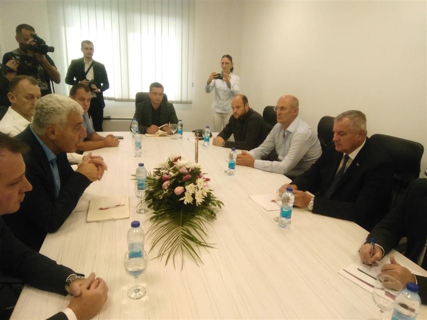 БРАТУНАЦ, 11. СЕПТЕМБРА /СРНА/ - Предсједник Владе Републике Српске Радован Вишковић посјетио је данас Братунац, гдје разговара са начелником општине Лазаром Продановићем.