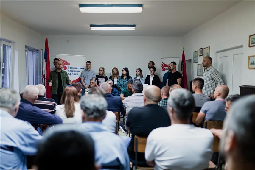 БИЈЕЉИНА, 11. СЕПTЕМБРА /СРНА/ - Кандидат Републичке странке Српске за градоначелника Бијељине Миле Пејчић на предизборној трибини РСС у Трњацима.