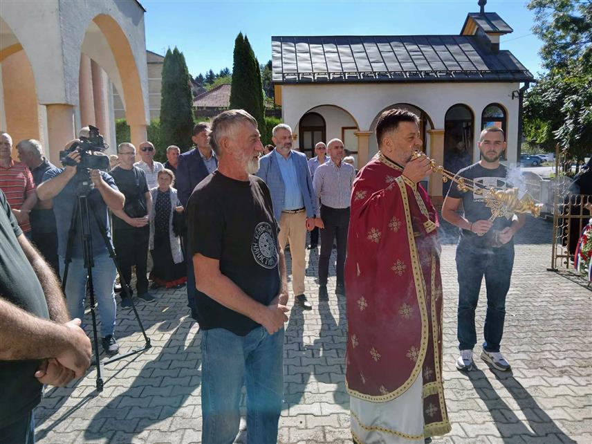 НОВИ ГРАД, 11. СЕПТЕМБРА /СРНА/ - У порти Храма Светих апостола Петра и Павла у Новом Граду данас је служен парастос за 15 припадника Првог батаљона Војне полиције Првог крајишког корпуса Војске Републике Српске, који су погинули у акцији "Бреза 94".