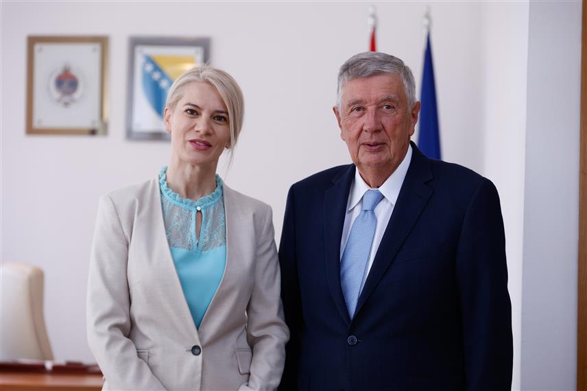 САРАЈЕВО, 11. СЕПТЕМБРА /СРНА/ - Предсједавајући Представничког дома Парламентарне скупштине БиХ Небојша Радмановић прихватио је позив предсједника цроногорске Скупштине Андрије Мандића да посјети Црну Гору и изразио наду да ће до сусрета доћи што прије.Мандићево писмо Радмановићу је уручила отправник послова Амбасаде Црне Горе у БиХ Сатка Хајдарпашић.	
