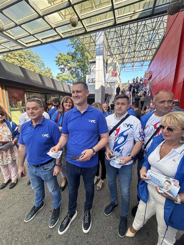 БАЊАЛУКА, 11. СЕПТЕМБРА /СРНА/ - Кандидати Уједињене Српске за одборнике у Скупштини града Бањалука истакли су данас у разговору са грађанима да је град у блокади и да ће ова странка наставити да ради на његовој деблокади.