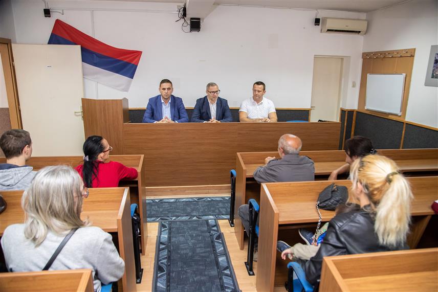 ПРЊАВОР, 11. СЕПТЕМБРА /СРНА/ - Градоначелник Прњавора Дарко Томаш примио је данас 10 ученика из ромских породица и уручио им новац који је обезбиједио град за набавку школског прибора.