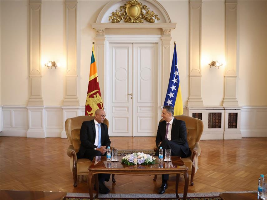 САРАЈЕВО, 11. СЕПТЕМБРА /СРНА/ - Предсједавајући Предсједништва БиХ Денис Бећировић и новоименовани амбасадор Шри Ланке за БиХ са сједиштем у Бечу Матотa Ралаге Кулатилака Ленагала.