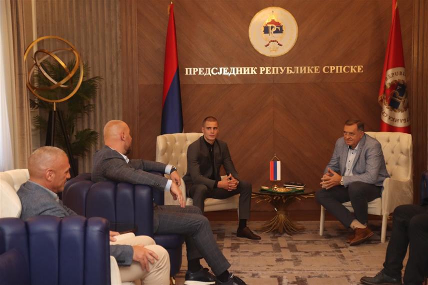 БАЊАЛУКА, 11. СЕПТЕМБРА /СРНА/ - Предсједник Републике Српске Милорад Додик уприличио је данас у Бањалуци пријем за боксера Томислава Вукомановића./фото Борислав Здриња/