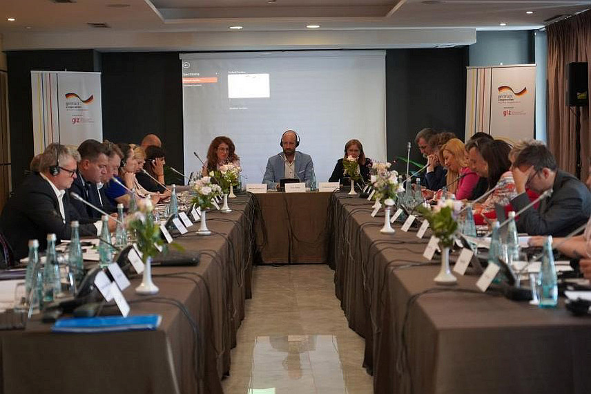 САРАЈЕВО, 11. СЕПТЕМБРА /СРНА/ - Предсједавајући Заједничке комисије за европске интеграције Парламентарне скупштине БиХ Зденко Ћосић у Валони предводи делегацију Парламентарне скупштине БиХ на регионалној конференцији о ефикасној улози парламената у процесу европских интеграција.