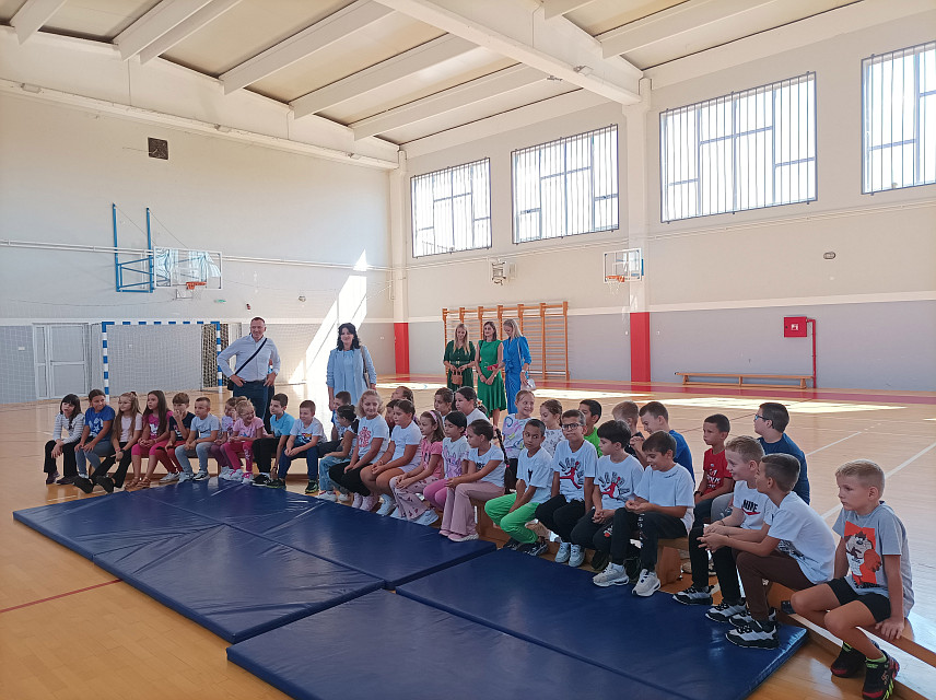 БИЈЕЉИНА, 11. СЕПTЕМБРА /СРНА/ - Ученици Основне школе "Јован Дучић" из Патковаче код Бијељине данас су на полицијском предавању упознати о безбједном учешћу у саобраћају.