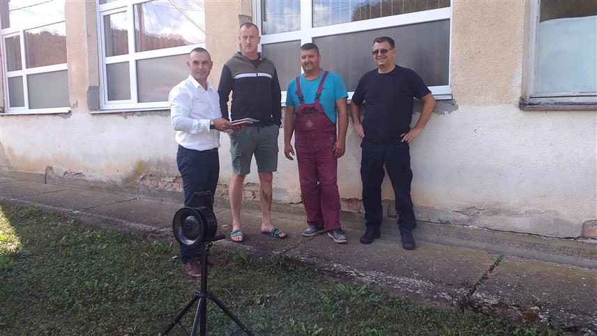 МИЛИЋИ, 11. СЕПTЕМБРА /СРНА/ - Цивилна заштита општине Милићи, уз подршку локалне заједнице и начелника Марка Савића, набавила је три ручне сирене за знак узбуне и оне су уручене предсједницима мјесних заједница Дервента и Нова Касаба.