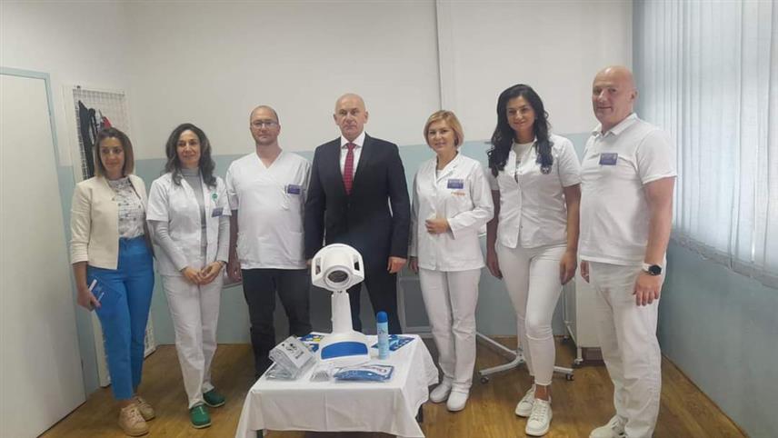 ПАЛЕ, 11. СЕПТЕМБРА /СРНА/ - Удружење Срба Сарајевско-романијске регије из Канаде донирало је Дому здравља "Стана Томић" са Пала "биоптрон" уређај за свјетлосну терапију код мишићно-коштаних и кожних обољења, који ће умногоме унаприједити здравствену заштиту у области физиотерапије.