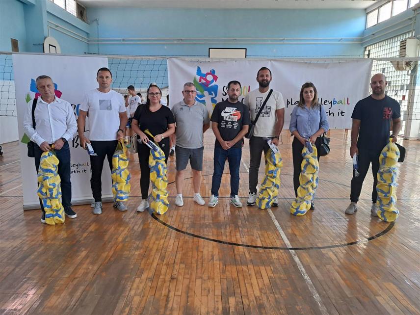 КОТОР ВАРОШ, 11. СЕПТЕМБРА /СРНА/ - У Основној школи "Свети Сава" у Котор Варошу данас су подијељене одбојкашке лопте за наставу физичког васпитања у основним школама бањалучке регије ради промоције одбојкашког спорта.