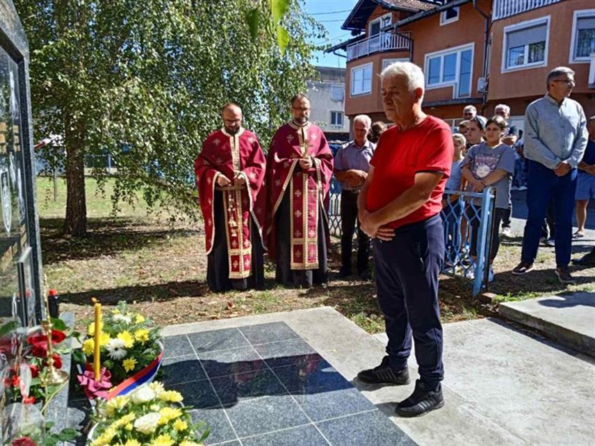 СРБАЦ, 11. СЕПТЕМБРА /СРНА/ - У организацији Одбора за његовање традиција ослободилачких ратова на подручју општине Србац данас је у Кобашу служен парастос за осморицу погинулих бораца Војске Републике Српске из овог мјеста.