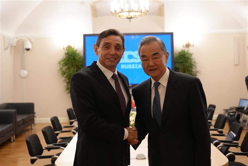 САНКТ ПЕТЕРБУРГ/ БЕОГРАД, 11. СЕПТЕМБРА /СРНА/ - Кинески министар спољних послова Ванг Ји на састанку са потпредсједником Владе Србије Александром Вулином.