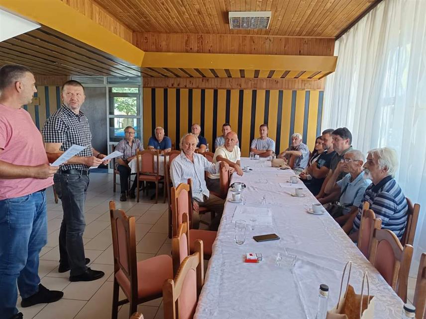 ПЕТРОВО, 11. СЕПТЕМБРА /СРНА/ - Начелник општине Петрово Озрен Петковић данас је уручио рјешења за подстицај за 23 пољопривредника из ове општине којима ће бити уплаћено 8.080 КМ.