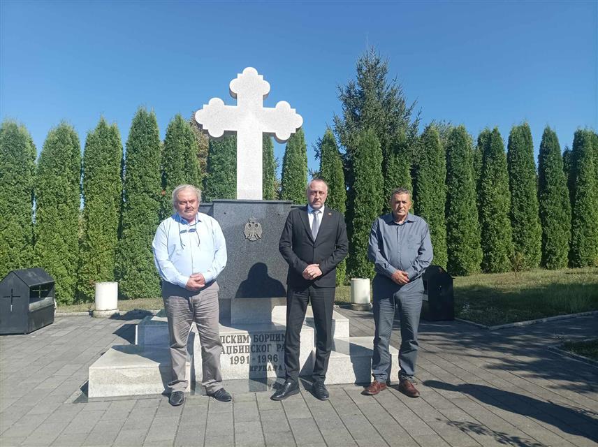 КРУПА НА УНИ, 11. СЕПТЕМБРА /СРНА/ - Министар рада и борачко-инвалидске заштите Републике Српске Данијел Егић са начелником општине Крупа на Уни Младеном Кљајићем и предсједником општинске Борачке организације Милорадом Ковачевићем.