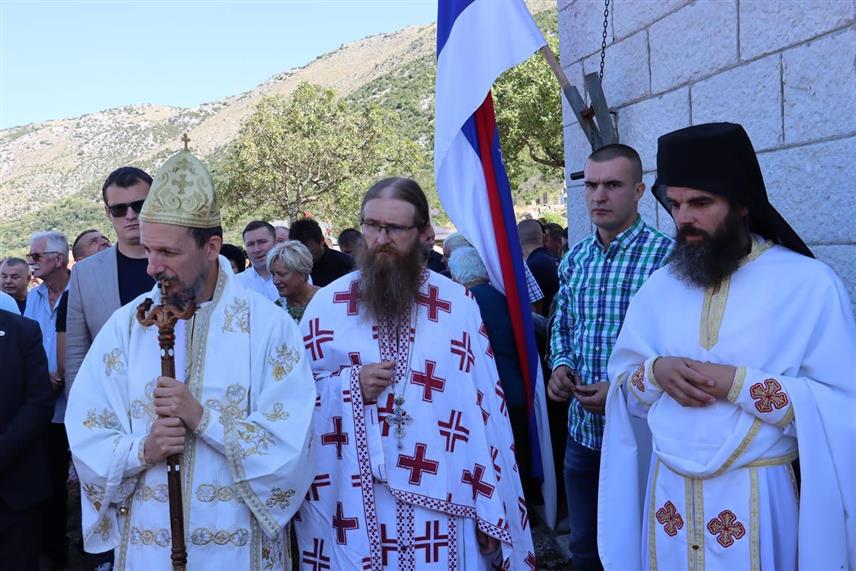 ТРЕБИЊЕ, 11. СЕПТЕМБРА /СРНА/ - У селу Орашје у Поповом Пољу код Требиња данас је освештан новоизграђни парохијски дом који су изградили мјештани села Орашје, Дврсница и Чаваш, уз подршку "Електропривреде Републике Српске", "Хидроелектрана на Требишњици" и града Требиња.