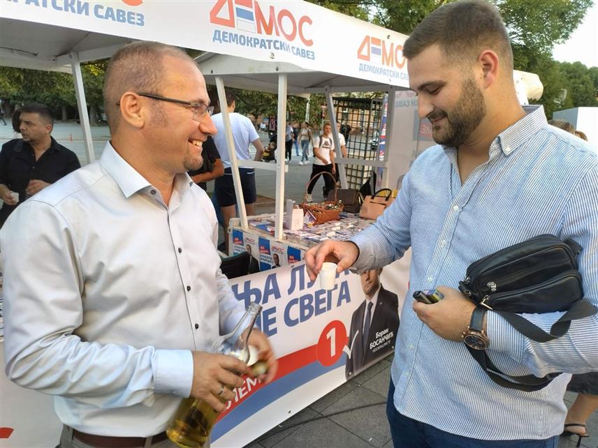 БАЊАЛУКА, 11. СЕПТЕМБАР /СРНА/ - Предсједник Градског одбора ДЕМОС-а Бањалука Боран Босанчић рекао је да је служење домаћинске кафе и ракије грађанима Бањалуке организовано како би чули са каквим проблемима се сусрећу, али и да чују приједлоге за развој града у наредне четири године.