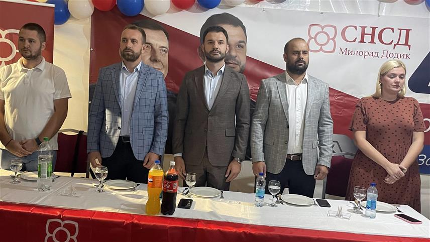 ПРИЈЕДОР, 11. СЕПТЕМБРА /СРНА/ - Кандидат СНСД-а за градоначелника Приједора Слободан Јавор присуствовао је вечерас на предизборној трибини у Горњем Петровом Гају, на којој су представљени су кандидати СНСД-а за одборнике у Скупштини града Приједора.