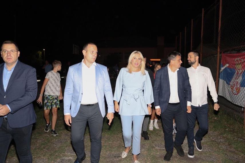 БАЊАЛУКА, 11. СЕПТЕМБРА /СРНА/ - Потпредсједник СНСД-а Жељка Цвијановић и кандидат СНСД-а за градоначелника Бањалуке Никола Шобот на трибини СНСД-а у бањалучком насељу Лазарево.