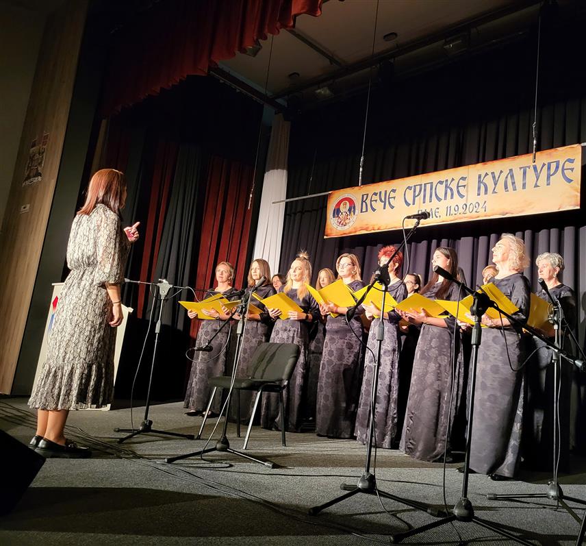 ПАЛЕ, 11. СЕПТЕМБРА /СРНА/ - "Вече српске културе" одржано је на Палама гдје су представили гуслари, глумци, историчари, пјесници и етно-појци, чиме је почело обиљежавање манифестације "Дани Источног Сарајева".