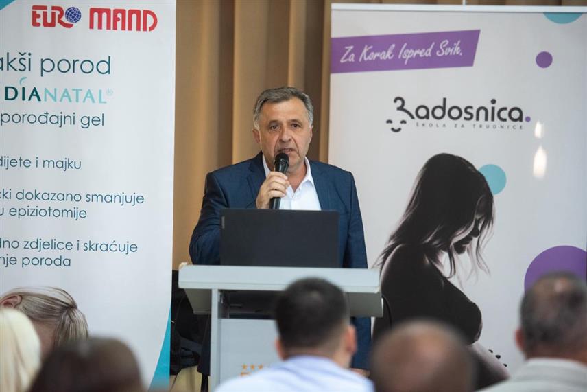 БИЈЕЉИНА, 11. СЕПТЕМБРА /СРНА/ - Вршилац дужности директора Болнице "Свети врачеви" Микајло Лазић на великом панелу за труднице који је у Бијељини организовала школа за труднице "Радосница" из Бањалуке.