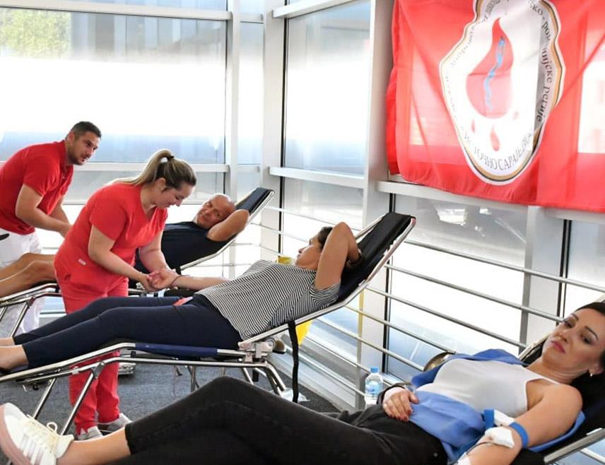 ИСТОЧНО САРАЈЕВО, 12. СЕПТЕМБРА /СРНА/ - За акцију добровољног давања крви, поводом Дана и славе града Источно Сарајево - Светог Петра Дабробосанског, пријављено је око 100 давалаца, међу којима велики број младих.