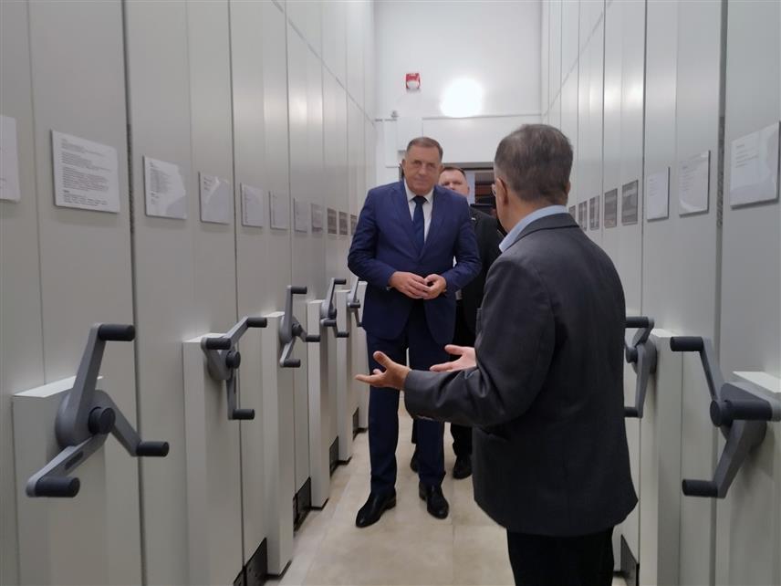 СЕНТАНДРЕЈА, 12. СЕПТЕМБРА /СРНА/ - Предсједник Републике Српске Милорад Додик посјетио је данас у Сентандреји Архив Епархије будимске који је модернизован и проширен захваљујући донацији Српске.