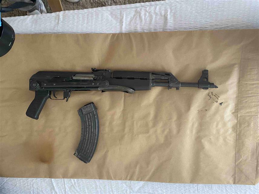 ДОБОЈ, 12. СЕПТЕМБРА /СРНА/ - Полиција је у Модричи ухапсила лице из ове општине чији су иницијали Ђ.М. код кога је пронашла и одузела аутоматску пушку са припадајућим оквиром за муницију, преправљену пушку, 223 метка и оквир за пиштољ, саопштено је из Полицијске управе Добој.