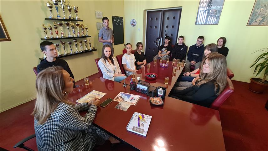 ДОБОЈ, 12. СЕПТЕМБРА /СРНА/ - Директор Гимназије "Јован Дучић" у Добоју Тијана Васиљевић Стокић данас је организовала пријем за ученике ове школе који су прошле године остварили запажене резултате у наставним и ваннаставним активностима, како би упознала њихове потребе и школa им помогла и подржала њихове индивидуалне компетенције.