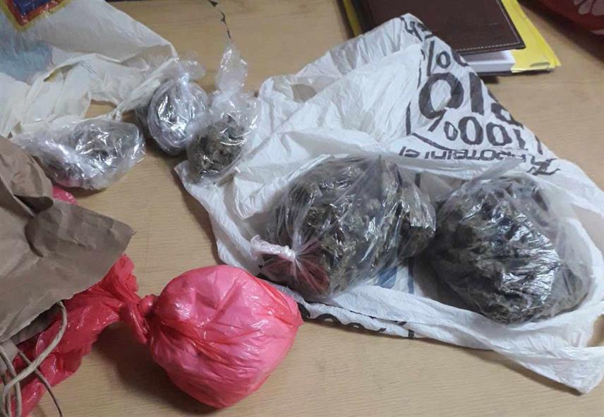 ДОБОЈ, 12. СЕПТЕМБРА /СРНА/ - Полиција у Добоју данас је ухапсила лице из Зенице чији су иницијали А.С. од којег је одузела око 259 грама марихуане и око 685 грама амфетамин-спида, саопштено је из добојске Полицијске управе.