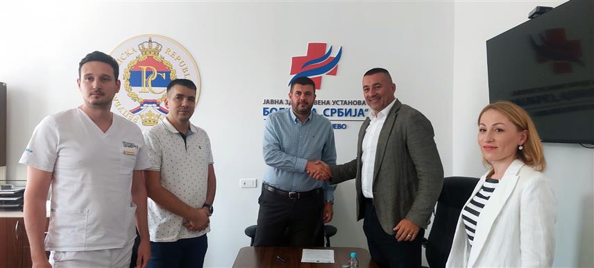 ИСТОЧНО САРАЈЕВО, 12. СЕПТЕМБРА /СРНА/ - Директор Болнице "Србија" Небојша Шешлија и директор фирме "Радис" Игор Драгутиновић потписали су данас уговор о плаћању свих трошкова боравка и усавршавања три љекара у Истанбулу.