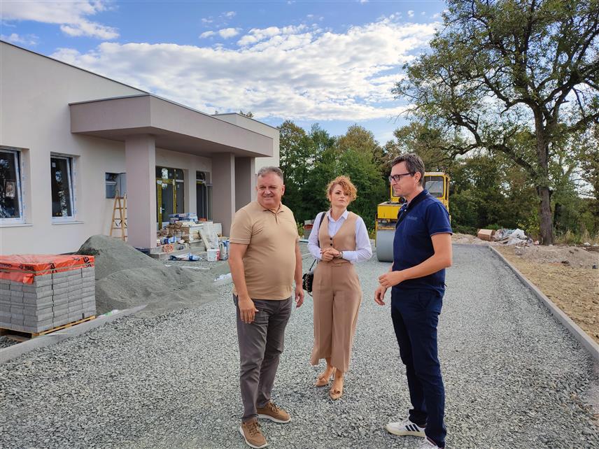 ГРАДИШКА, 12. СЕПТЕМБРА /СРНА/ - Изградња Друштвеног дома у Береку тече планираном динамиком, а сви радови биће завршени до 25. септембра, након чека ће овај објекат служити за активности Савјета мјесне заједнице Берек и организовање разних друштвених догађаја, рекао је данас градоначелник Градишке Зоран Аџић, након обиласка градилишта овог дома.