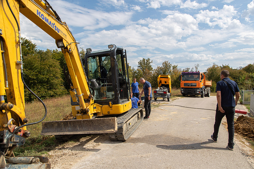 ПРЊАВОР, 12. СЕПТЕМБРА /СРНА/ - Радови на прикључењу 167 корисника из Бабановаца на градску водоводну мрежу.
