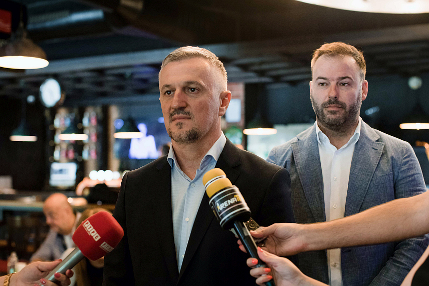 БИЈЕЉИНА, 12. СЕПТЕМБРА /СРНА/ - Кандидат Републичке странке Српске /РСС/ за градоначелника Бијељине Миле Пејчић изјавио је данас да ће након избора формирати модерну и ефикасну јавну управу и да ће сарађивати са свим медијима.