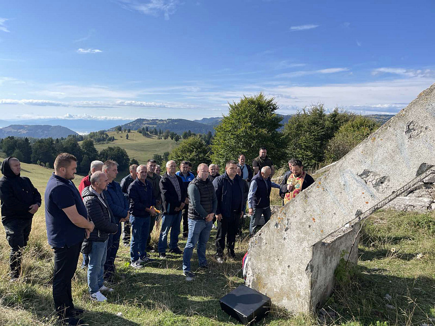 КОТОР ВАРОШ, 12. СЕПТЕМБРА /СРНА/ - На Меокрњу служен је парастос погинулим борцима Одбрамбено-отаџбинског рата са влашићког ратишта код спомен-обиљежја у Крушеву Брду.