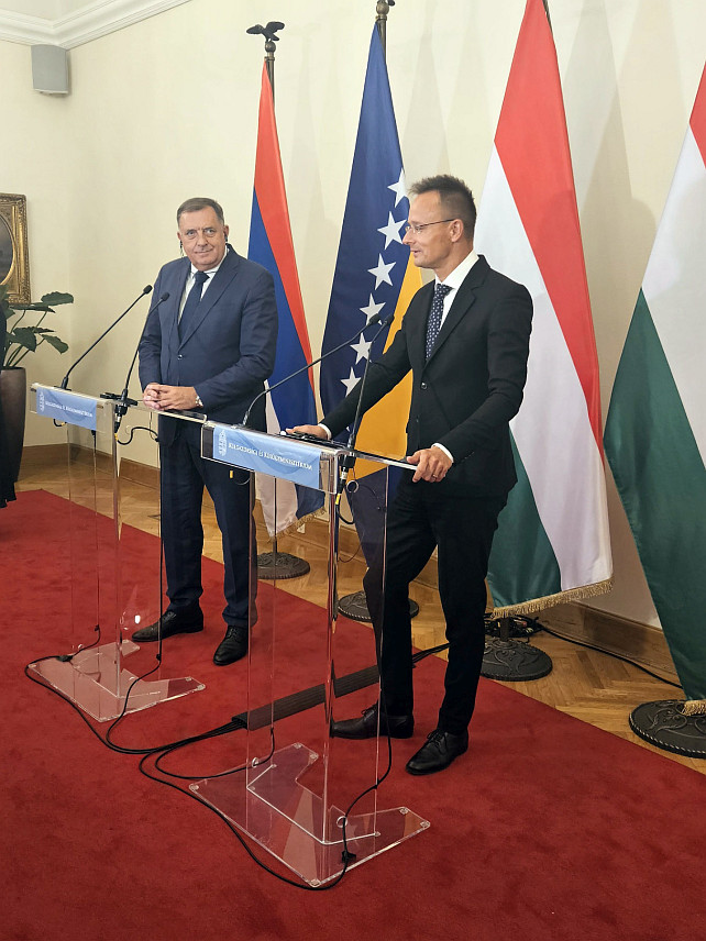 БУДИМПЕШТА, 12. СЕПТЕМБРА /СРНА/ - Предсједник Републике Српске Милорад Додик са министром спољних послова и трговине Мађарске Петером Сијартом на конференцији за новинаре након састанка.
