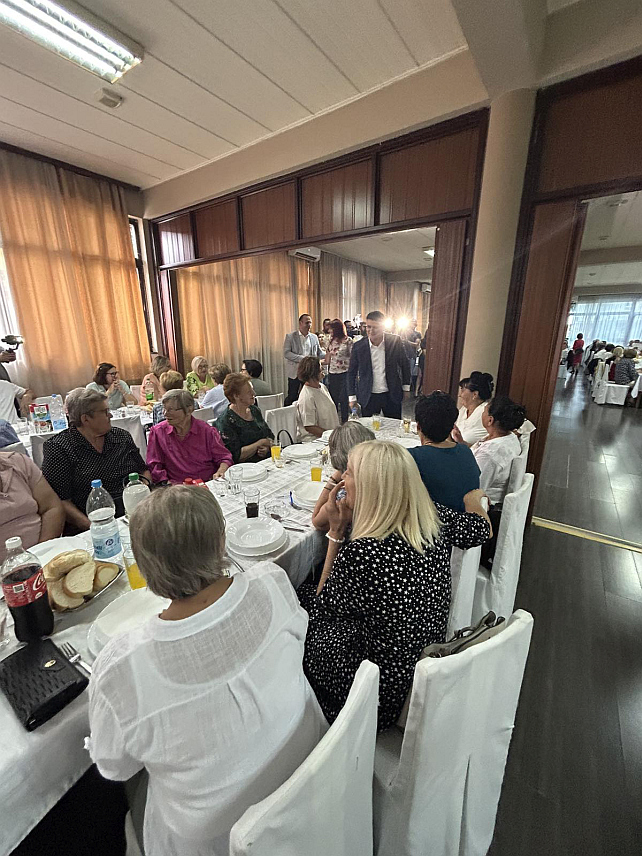 БАЊАЛУКА, 12. СЕПТЕМБРА /СРНА/ - Генерални директор Универзитетског клиничког центра /УКЦ/ Републике Српске, Владо Ђајић на традиционалном дружењу и ручку са пензионисаним радницима УКЦ-а.