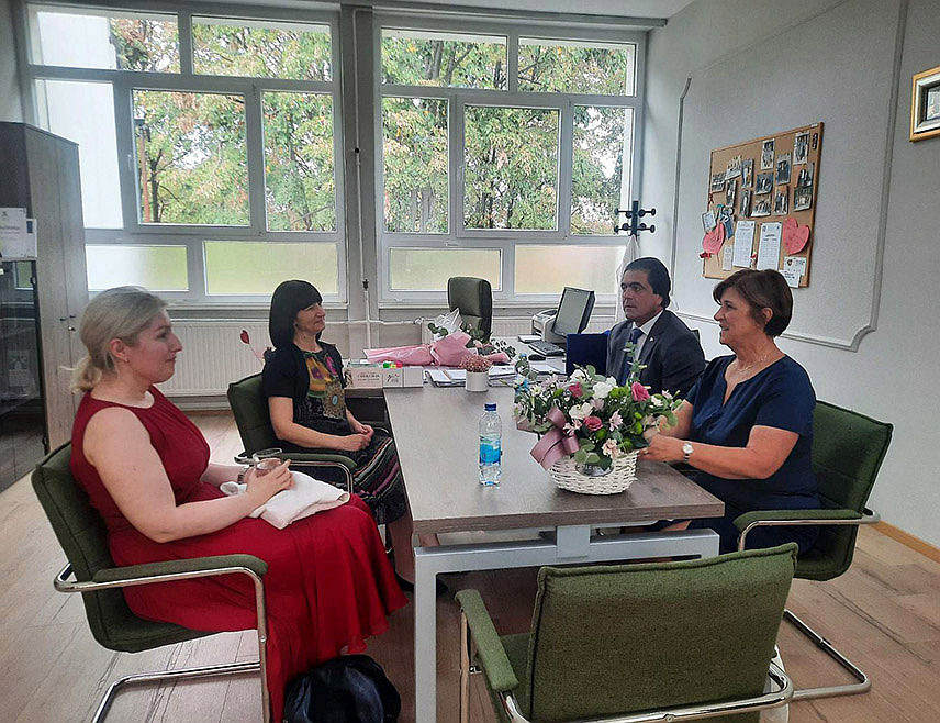 БИЈЕЉИНА, 12. СЕПТЕМБРА /СРНА/ - Министар просвјете и културе Републике Српске Жељка Стојичић данас борави у посјети Бијељини, гдје је прво посјетила Гимназију "Филип Вишњић", која обиљежава 105 година постојања и рада и вечерас организује свечану академију, те истакла да први пут може да види резултате прошлогодишњих улагања у опремање ове установе информатичком опремом.	

