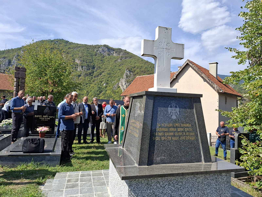 ВИШЕГРАД, 12. СЕПТЕМБРА /СРНА/ - На Војничком гробљу на Мегдану у Вишеграду данас је служен парастос за погинуле припаднике Херцеговачке лаке бригаде Војске Републике Српске, поводом Дана те бригаде.	