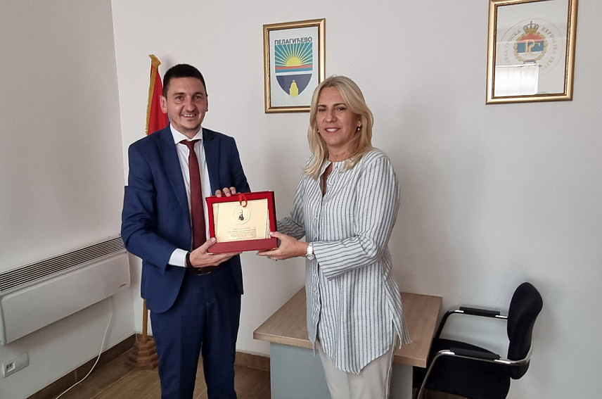 ПЕЛАГИЋЕВО, 12. СЕПТЕМБРА /СРНА/ - Начелник општине Пелагићево Славко Тешић уручио је српском члану Предсједништва БиХ Жељки Цвијановић Повељу, највеће признање општине за допринос ове локалне заједнице.