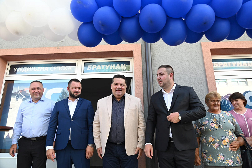 БРАТУНАЦ, 12. СЕПТЕМБРА /СРНА/ - Предсједник Уједињене Српске Ненад Стевандић данас у Братунцу са окупљеним члановима и симпатизерима Уједињене Српске у Братунцу испред привремене страначке канцеларије.