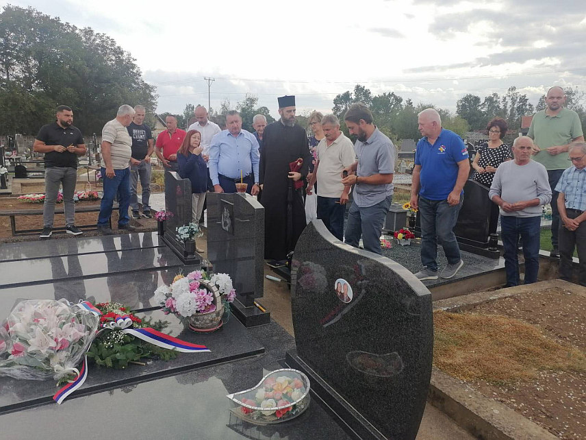 ШАМАЦ, 11. СЕПTЕМБРА /СРНА/ - На мјесном гробљу у Шкарићу код Шамца данас је служен парастос команданту седмог батаљона Друге посавске бригаде Војске Републике Српске Милошу Богдановићу, који је погинуо у Лаништима код Брчког прије 32 године.