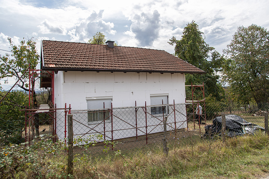 ПРЊАВОР, 12. СЕПТЕМБРА /СРНА/ - Борачка организација Прњавор, уз подршку великог броја хуманих људи и локалне заједнице, за неколико дана завршиће уређење породичне куће супруге погинулог борца Госпане Вујасиновић из Доњих Вијачана.
